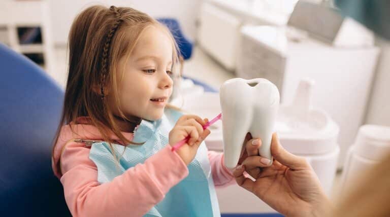 Prima visita dal dentista: a che età portare i bambini