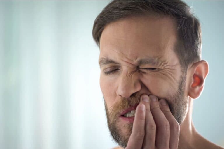 Fa più male estrarre un dente o mettere un impianto?